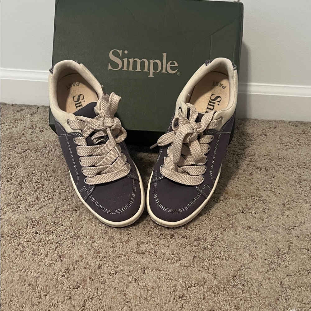 Simple Dark Blue Sneakers with Beige Laces